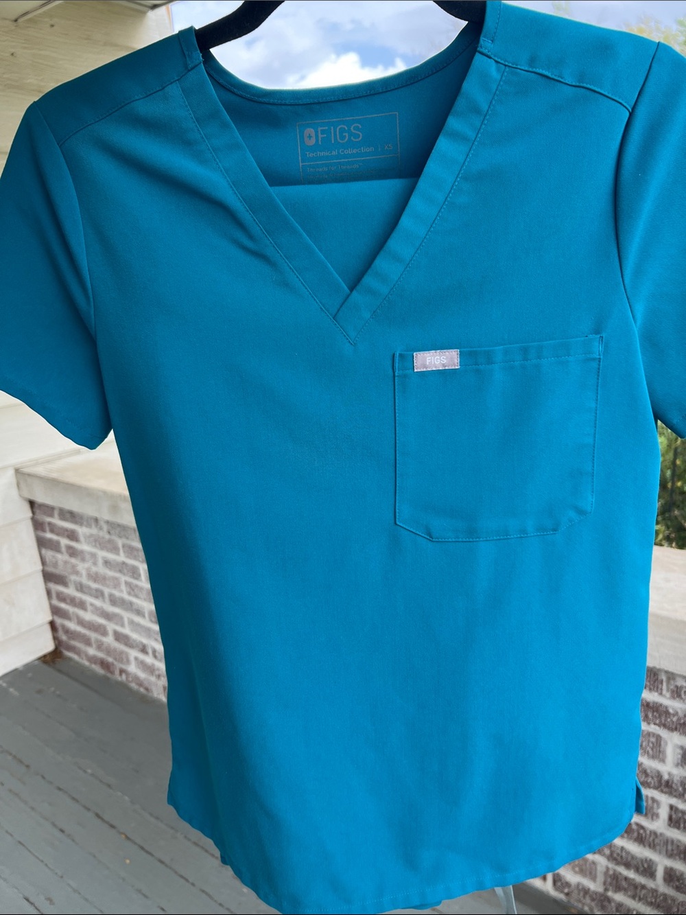 FIGS Women’s Teal Scrub Top and Bottom